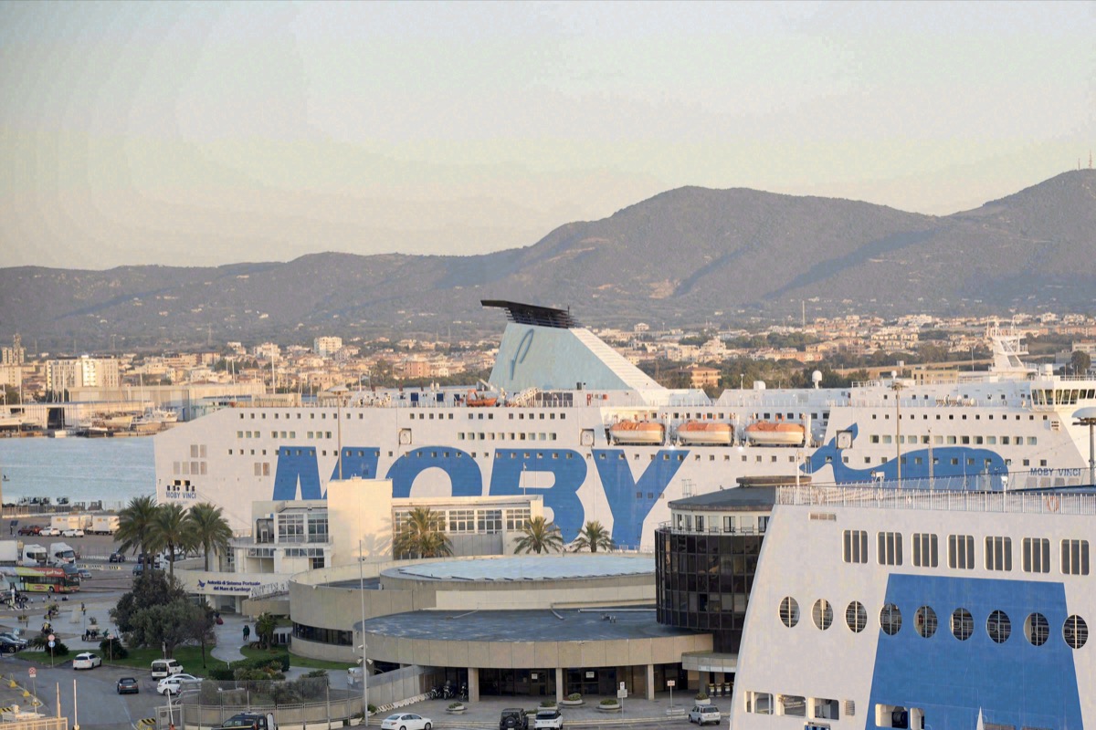Fähre von Moby Lines im Hafen von Cagliari