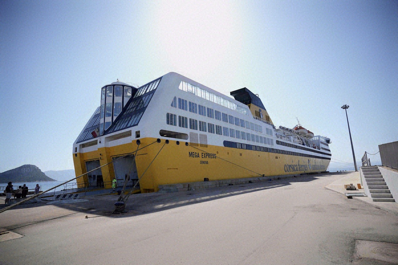 Corsica-Ferries-Fähre Mega Express im Hafen von Golfo Aranci