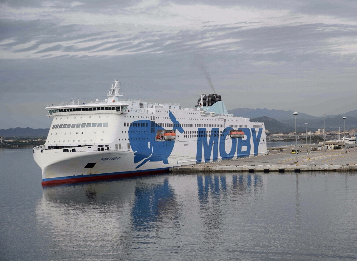 Die Moby-Lines-Fähre Moby Fantasy mit blauer Wal-Bemalung liegt im Hafen von Olbia auf Sardinien